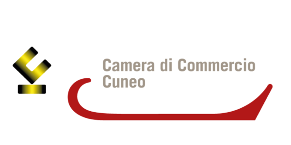 Logo ufficiale della Camera di Commercio di Cuneo, caratterizzato da un'icona dorata composta da due forme geometriche incrociate che evocano un senso di connessione e crescita, posta a sinistra del testo. Il nome 'Camera di Commercio Cuneo' è scritto con un font sans-serif moderno e leggibile, in nero, con un sottile arco rosso che si estende dal bordo destro della scritta verso il basso. Il design trasmette un'immagine professionale e innovativa, riflettendo l'impegno dell'ente nel supportare le iniziative locali per la transizione ecologica e digitale, come evidenziato nel Bando ESG e Transizione Energetica 2024.