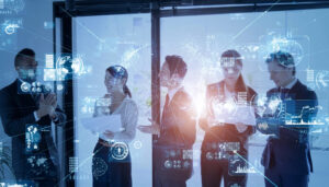 Gruppo di professionisti in riunione con interfacce digitali sovrapposte che rappresentano dati e analisi. L'immagine simboleggia la Diagnosi Digitale per le PMI, uno strumento essenziale per valutare la digitalizzazione aziendale.